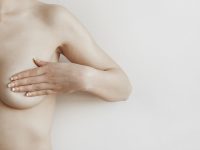 Brustvergrößerung: Implantat auf oder unter dem Brustmuskel?